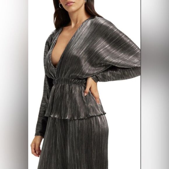 NWT Good American Plissé Deep V-Neck Dolman Sleeve Top Chrome MSRP $129 - Picture 2 of 6